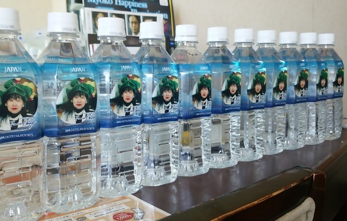 アパホテルの天然水［社長大好きです❤️］ アパホテルの天然水がTwitterで大人気！連泊するとアパ社長の